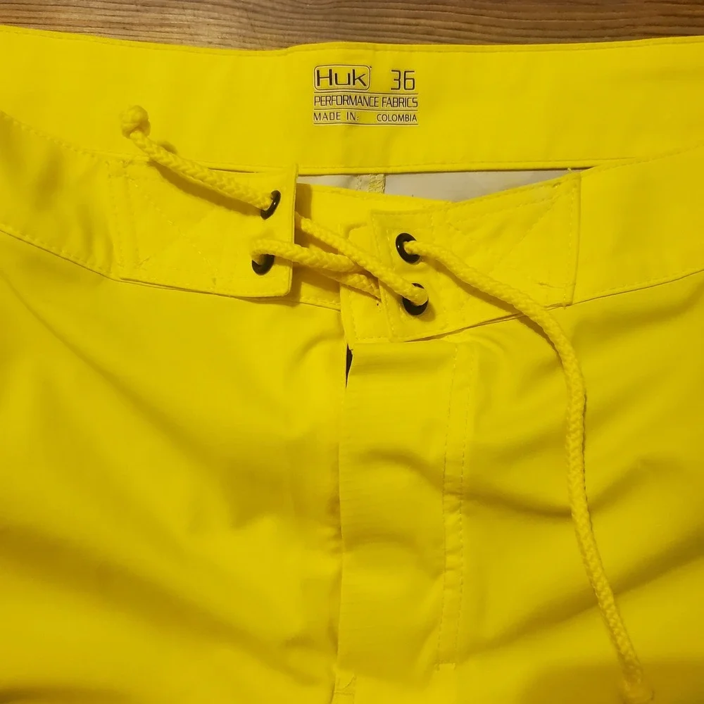 Huk Performance Fishing Board Shorts Mens 36 Yellow Camo Stretch Swim Trunks